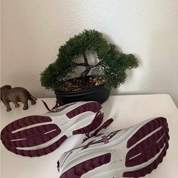 Saucony Women's Athletic Shoes in White and Maroon - Picture 4 of 5